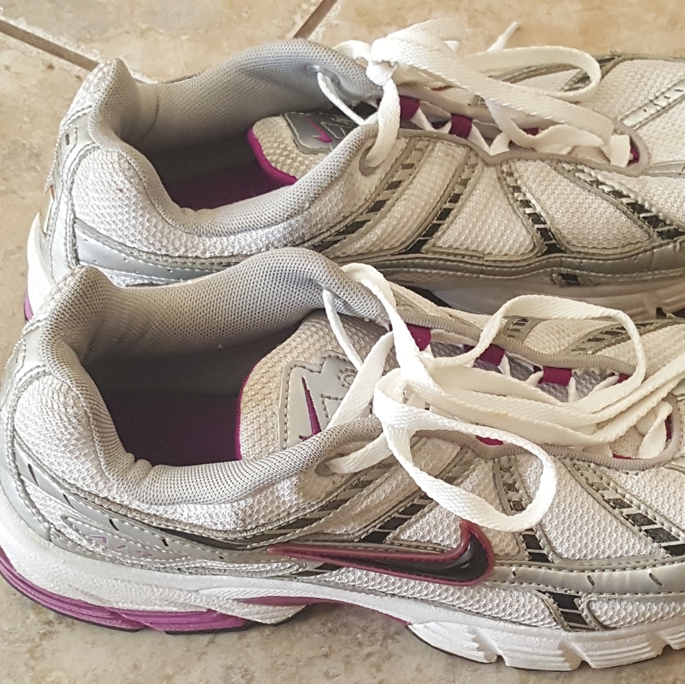 Pair of Nike gym shoes. Size 7. Excellent Cond